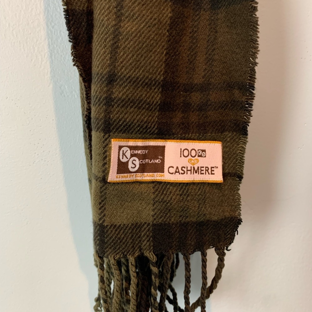 Elevate your winter wardrobe with this Kennedy Scotland 100% cashmere scarf